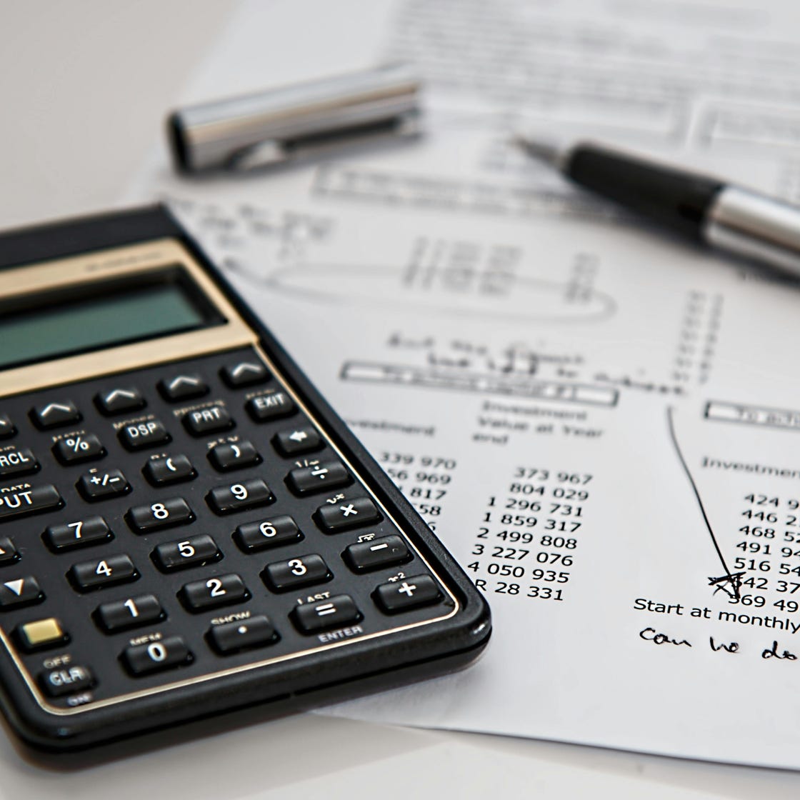 Fotos de stock gratuitas de bolígrafo, calculadora, calculando